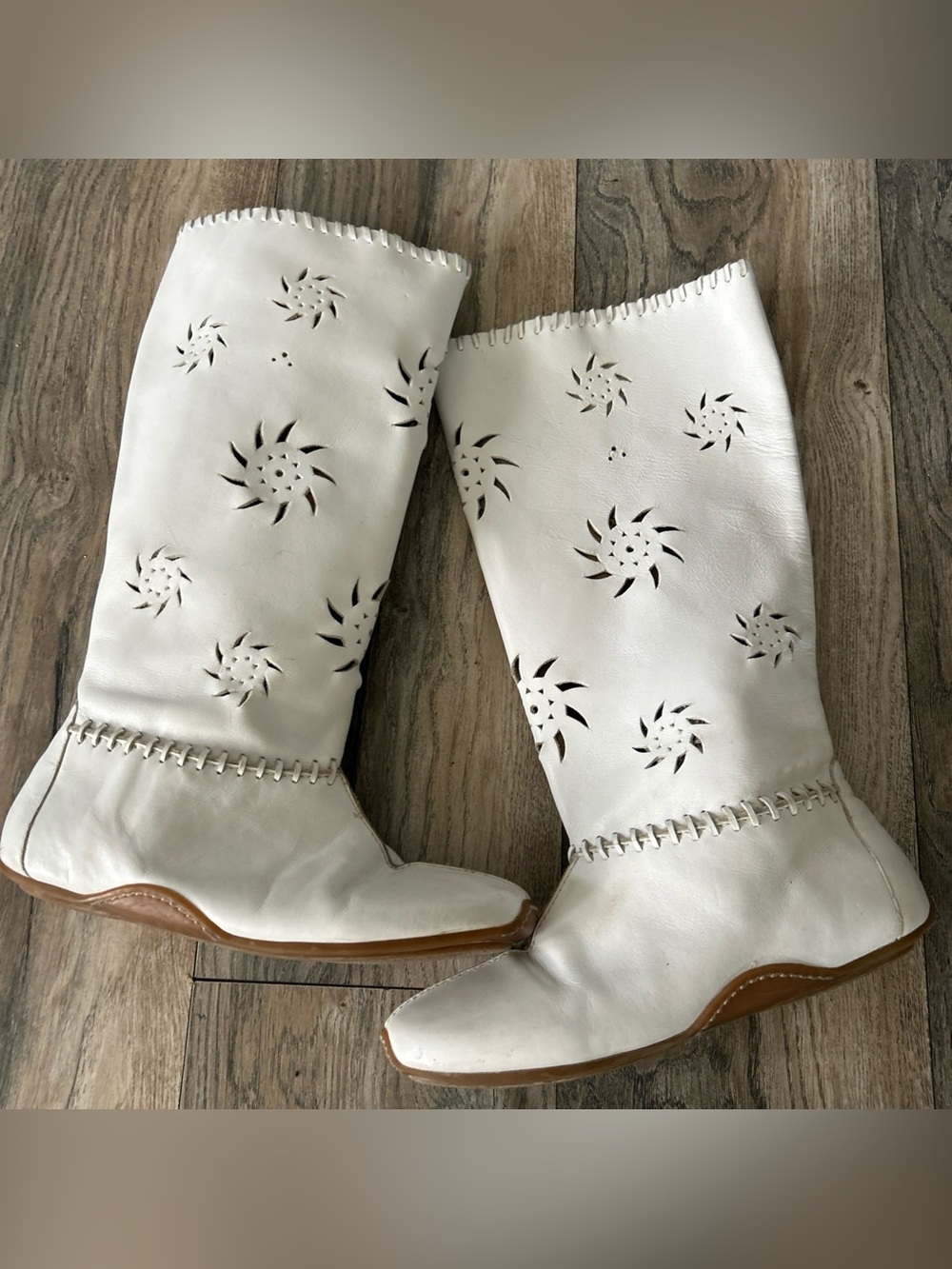 Womens 9 Steve Madden Moccasin Boots Tall White Leather Lazercut Sun Designs